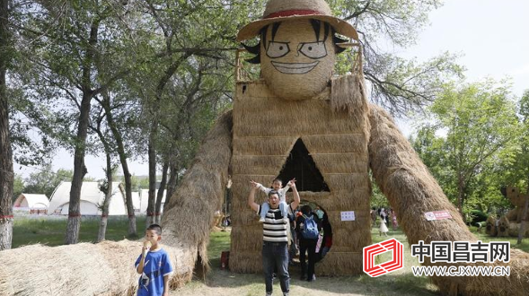 到新疆農(nóng)博園看巨型稻草人