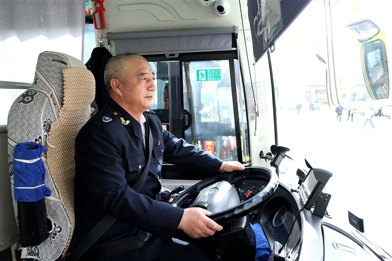 昌吉好人|公交車駕駛員潘小軍：“能在喜歡的崗位上工作，我感覺很充實且樂在其中”