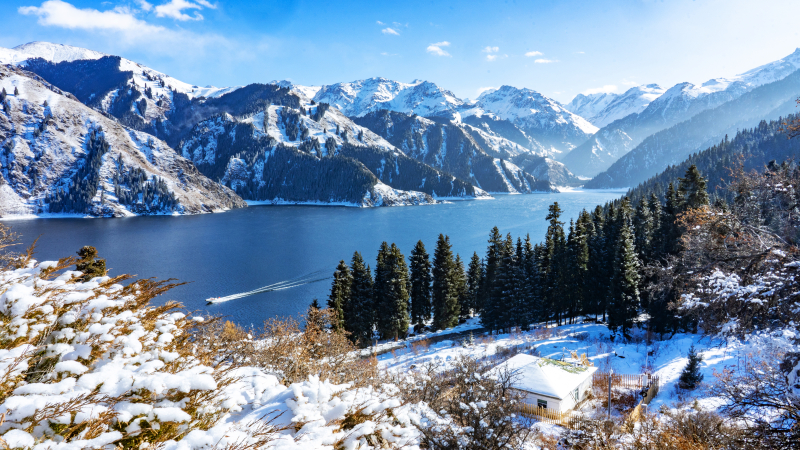 天山天池冬景